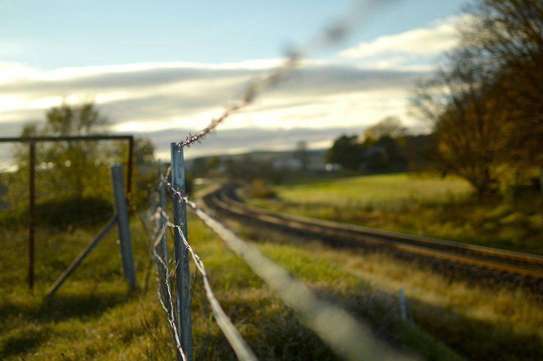Vías de ferrocarril y valla, fotografía ilustrativa